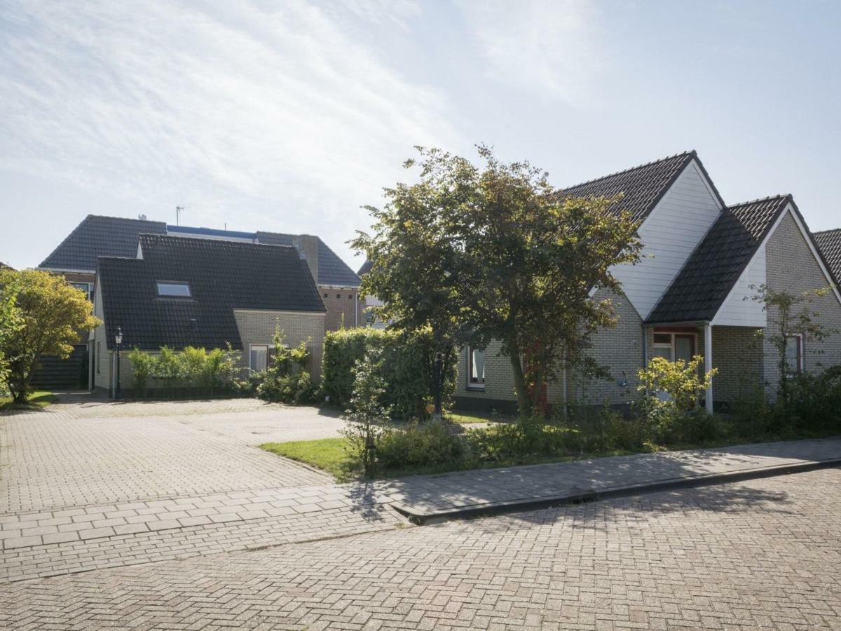Spacious Bungalow In The Cosy Village Де-Коксдорп Экстерьер фото